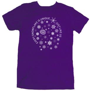 "Every snowflake is unique, just like us" Lila t-shirt med trycket "Every snowflake is unique, just like us"