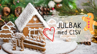 Ett dekorerat pepparkakshus med texten "Julbak med CISV" i förgrunden